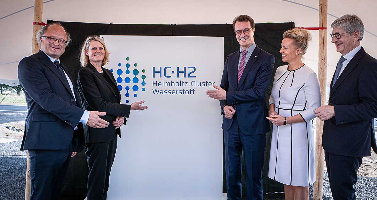 NRW-Ministerpräsident Hendrik Wüst enthüllt mit Staatssekretärin im Bundesforschungsministerium Judith Pirscher und der nordrhein-westfälischen Wissenschaftsministerin Ina Brandes das neue Corporate Design des Helmholtzcluster Wasserstoff vom Forschungszentrum Jülich im Brainergy Park