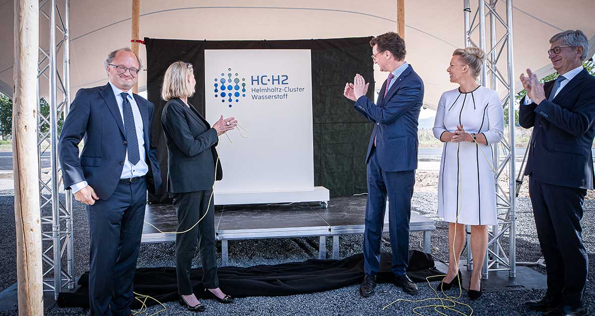 NRW-Ministerpräsident Hendrik Wüst enthüllt mit Staatssekretärin im Bundesforschungsministerium Judith Pirscher und der nordrhein-westfälischen Wissenschaftsministerin Ina Brandes das neue Corporate Design des Helmholtzcluster Wasserstoff vom Forschungszentrum Jülich im Brainergy Park