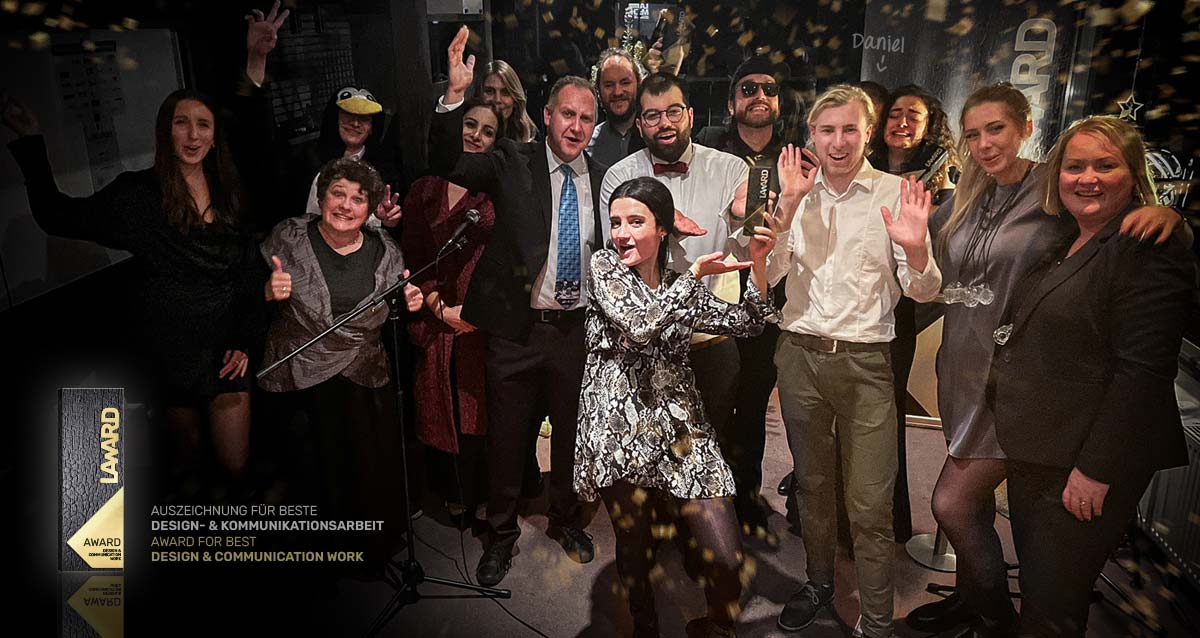 Award winner 2022 (vlnr): Karine Miller, Dorothée Schenk, Tom Besselmann, Sopio Kiknavelidze, Yvonne Bielfeld, Stefan Wiesen, Raphael Fischer, Azra Yelmen, Roberto Blume, Hacky Hackhausen, Fabio D'Orsaneo, Daniel Kozlowski, Zara Schmittgall, Julia Laven, Claudia Kutsch