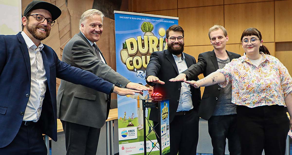 Die Spieleentwickler Hacky Hackhausen, Wolfgang Spelthahn, Roberto Blume, Tom Besselmann und Illustratorin Sophie Dohmen drücken den Release-Button