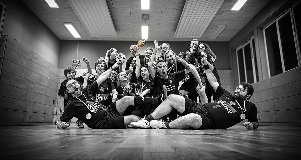 Das Siegerteam und damit Stadtmeister im Völkerball 2023 der VfL AMECHKY der LA MECHKY PLUS GmbH - v.l.n.r.: Ariane Schenk, Hacky Hackhausen, Kristina Seel, Julia Laven, Dorothée Schenk, Sarah Pier, Stefan Wiesen, Azra Yelmen, Yvonne Bielfeld, Daniel Grasmeier, Claudia Kutsch, Fabio D'Orsaneo, Tom Besselmann, Zara Schmittgall, Roberto Blume